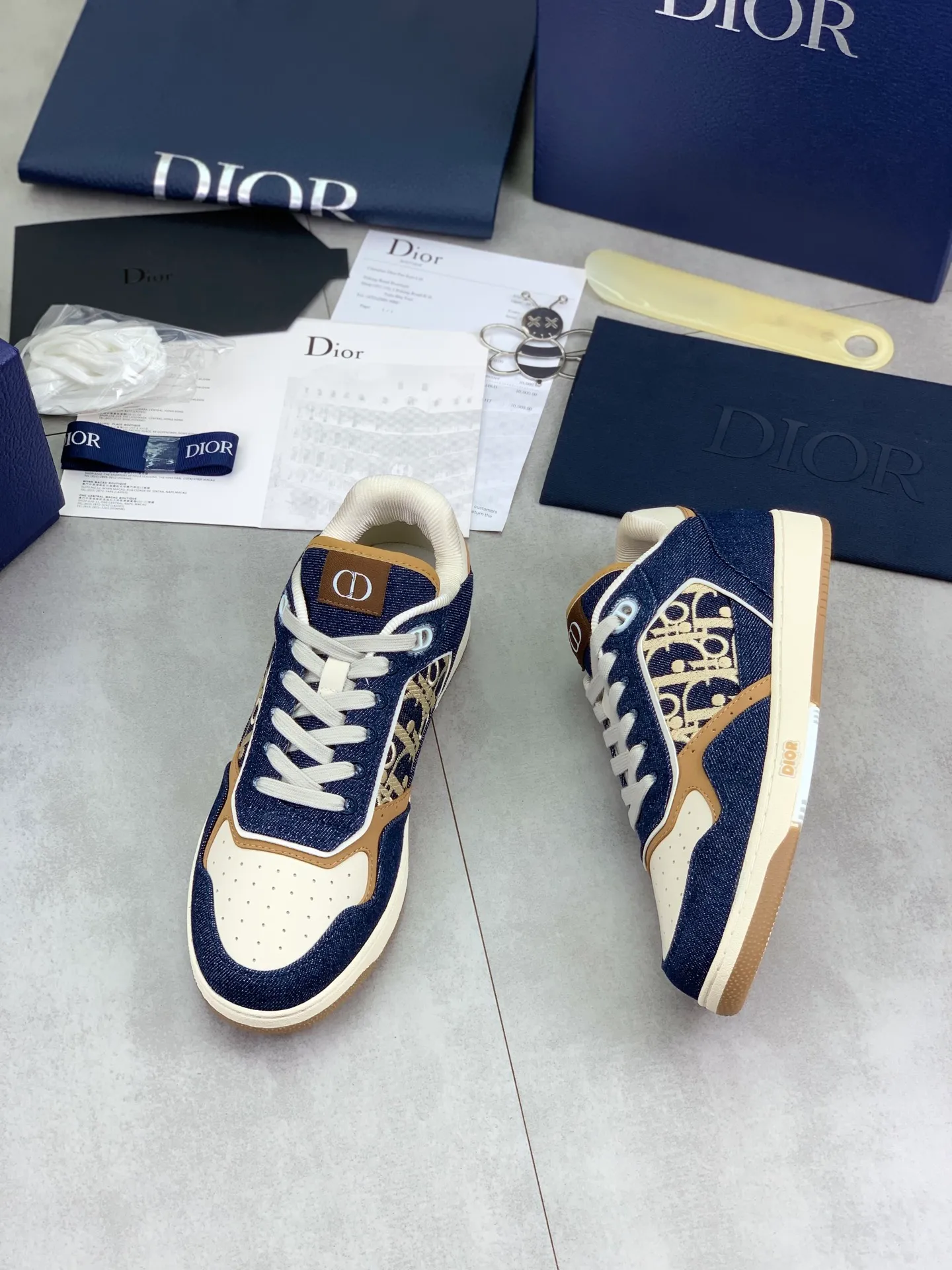 Factory price P760💰💎Top quality💎Dior couple's sneakers Top high-end version Purchasing quality Original development Dior spring and summer new B27 couple's sneakers are new products in the series, (Dior) B27 sneakers, original version 15560💰Purchased New presbyopic sneakers in early spring A favorite among major celebrities and Internet celebrities. The on-foot effect is very nice B27 sneakers made by Italian craftsmen The layers are distinct and have a unique three-dimensional effect🌟 showing a modern and elegant style, comparable to Dior  A classic style from Dior. Crafted from smooth black calf leather with beige and black Oblique print panels on the sides. The "CD Icon" shaped shoelace eyelets are clever and delicate, and the two-color rubber sole, rear collar and heel are all equipped with the brand's iconic details to enhance the style. Oblique printed straps at the ankle allow for an adjustable fit to complement the overall design. Fashionable and versatile, it can complement any look.                        Imported silk cowhide stitching with D embroidery printing; multi-color 🉑️Choose TPU outsole Size: women's 35-40 men's: 38-46 (men's 38, 45, 46 sizes are custom-made, non-refundable and non-exchangeable)